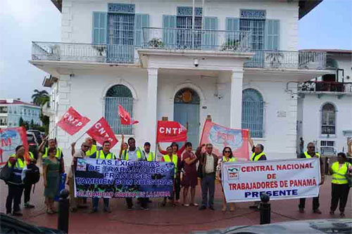 un grupo de sindicalistas frente a la representación gala en Panamá Respaldan en Panamá lucha de chalecos amarillos franceses